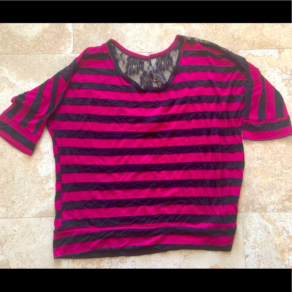 Ladies fuchsia and black top